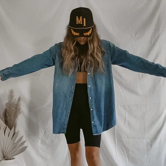 ~ SOLD on Instagram @moorehauscollections ~ Levi boyfriend fit denim button down - Picture 5 of 6